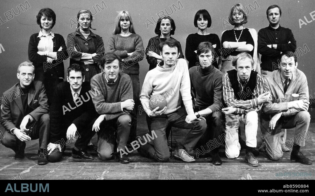 Göteborg - 1967-11-13 - Större delean av laget som svarar för bygget Hemmet. I övre raden Marian Gräns - Maria Hörnelius - Birgitta stahre - dekoratören Barbara W Öberg - Margita Ahlin - Birgitta Sjögren-Palme - Ingvar Hirdwall . I främre raden Arne Nyberg - Alf Nilsson - Kent Andersson - regissören Lennart Hjulström - Göran Stangertz - Dan Sjögren - Måns Westfelt - Frånvarsnde var författaren Bengt Bratt och kompositören Sven-Eric Johansson vilken ansvarar för musiken till bygget *** Local Caption *** . KAMERAREPORTAGE.