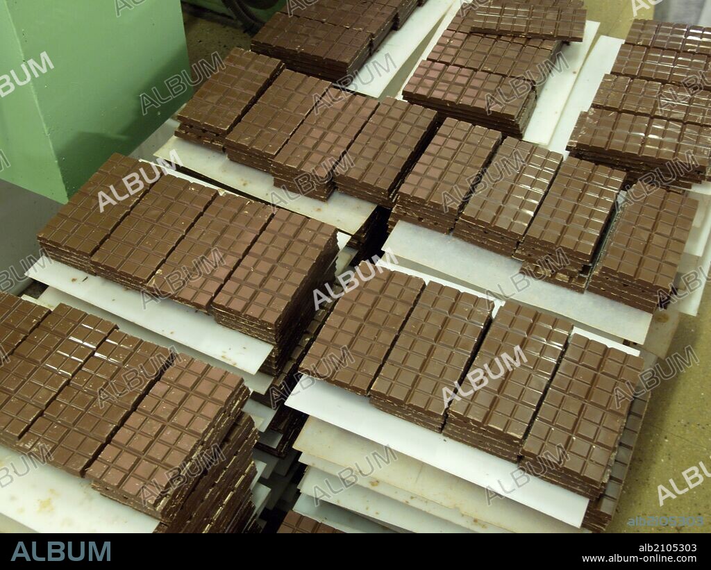 FABRICA DE CHOCOLATE TRAPA. ENVASADO Y EMPAQUETADO. TABLETAS DE CHOCOLATE.