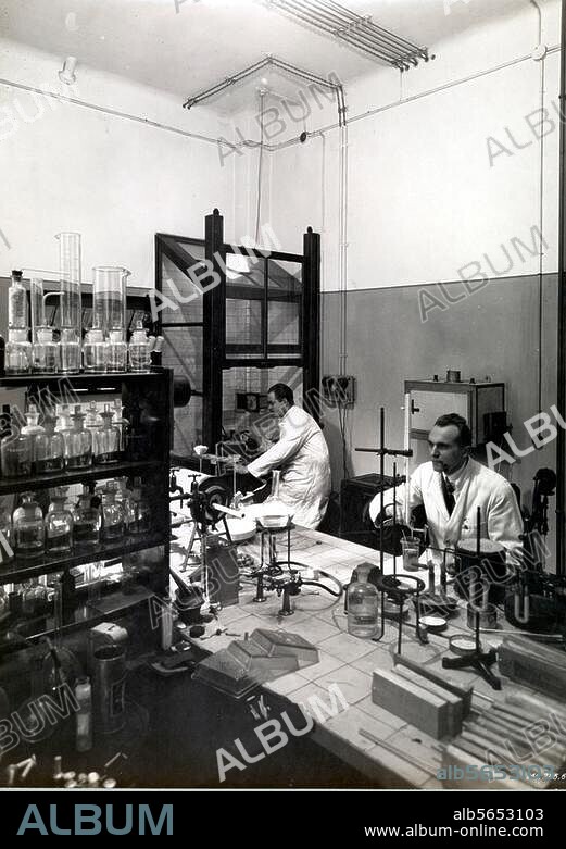 Naturwissenschaften:. Chemie Chemisches Labor der Technischen Universität Berlin. Foto, 20er Jahre.