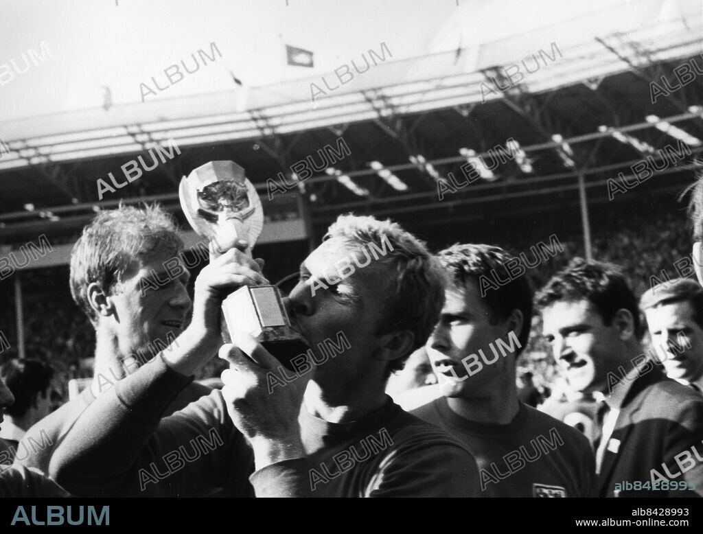 Orig. bildtext... WORLD CUP FINAL - ENGLAND V.WEST GERMANY AT WEMBLEY. O.P.S Englands captain Bobby Moore (West ham) kisses the Jules Rimet Cup which he had just recieved from H.M. the queen after his team beat W. Germany 4-2 Anm. Pokaler Lagkapten Troféer FIFA Guldbägare VM-pokalen Segrare Vinnare persons: BOBBY MOORE sites: STORBRITANNIEN;LONDON.