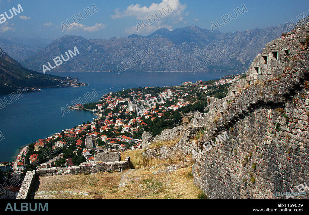 REPUBLICA DE MONTENEGRO. KOTOR. Vista de la población con el fiordo y la muralla. En 1979 la Unesco declaró el conjunto de la Región Natural, cultural e Histórica de Kotor Patrimonio de la Humanidad.