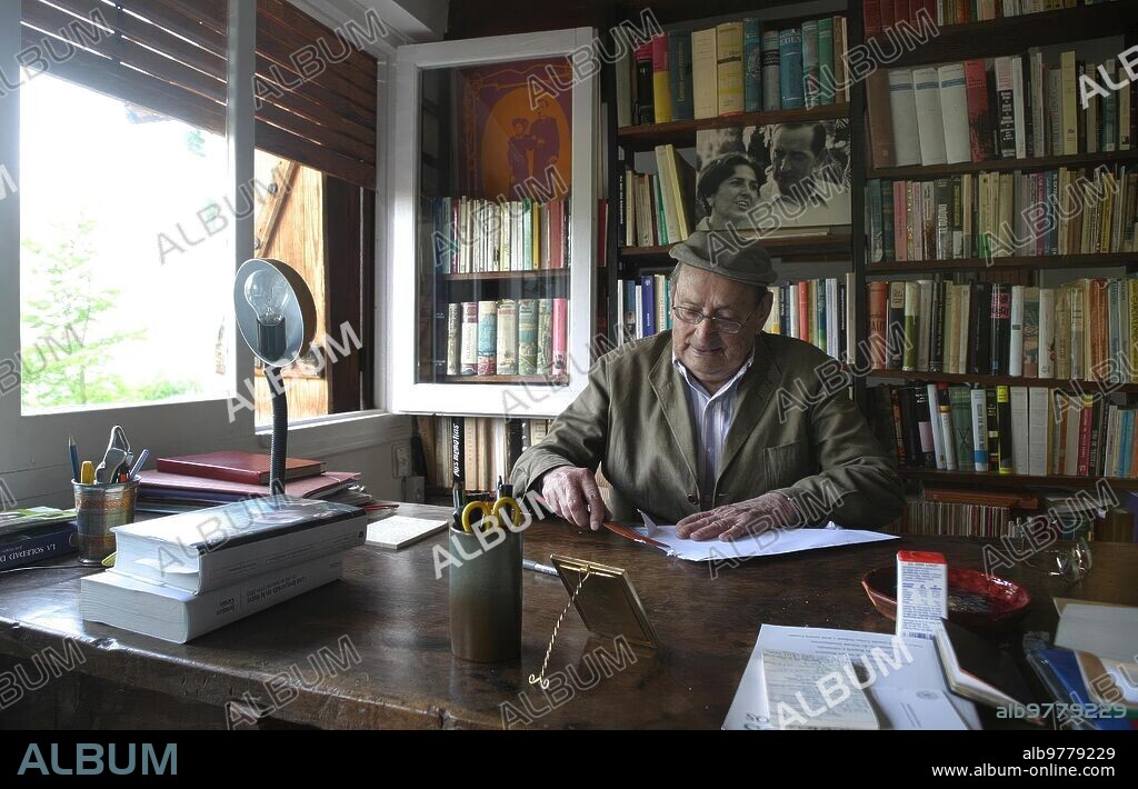 Sedano (Burgos), agosto de 2004. Miguel Delibes, escritor, en su refugio de veraneo. Foto: Heras.