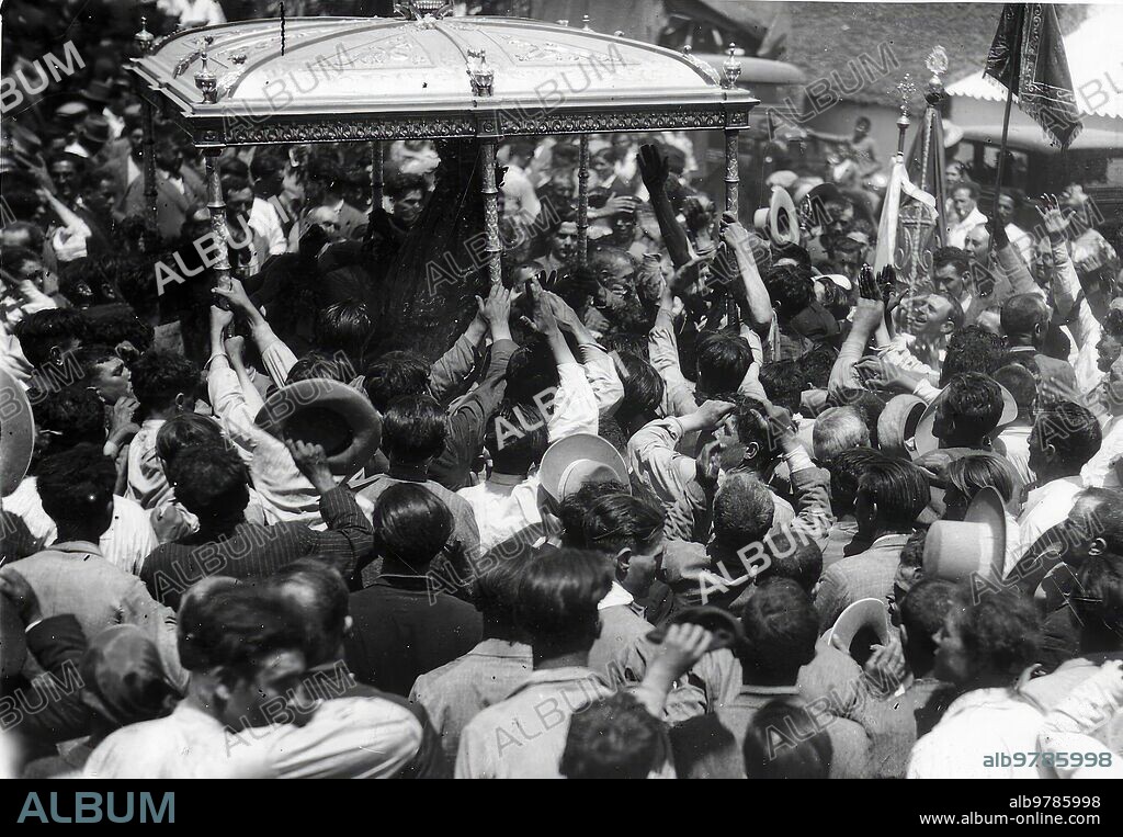 Almonte (Huelva). June 1936. Romeria del Rocío in the marshes of Almonte. The Almontinos before the Virgen del Rocío during the procession.