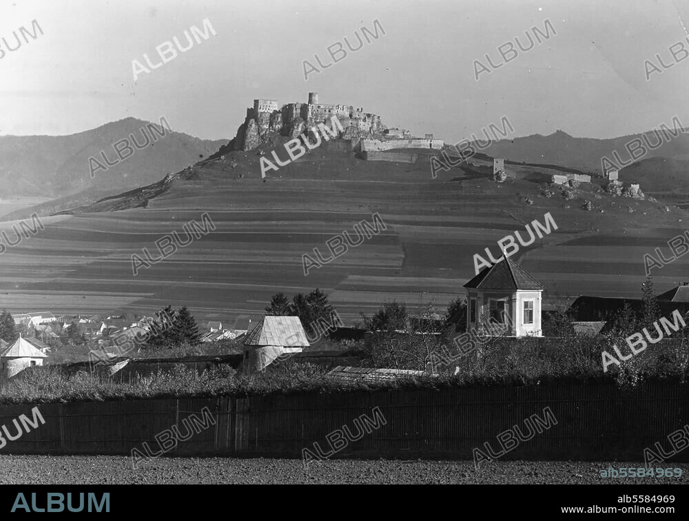Zips (Spis), Slowakei. Zipser Burg - Spisski hrad. (Wohnfestung des Zipser Komitats, älteste Bauteile 13. Jh.; nach Brand 1780 Ruine). Ansicht der Burganlage. Foto, um 1935.