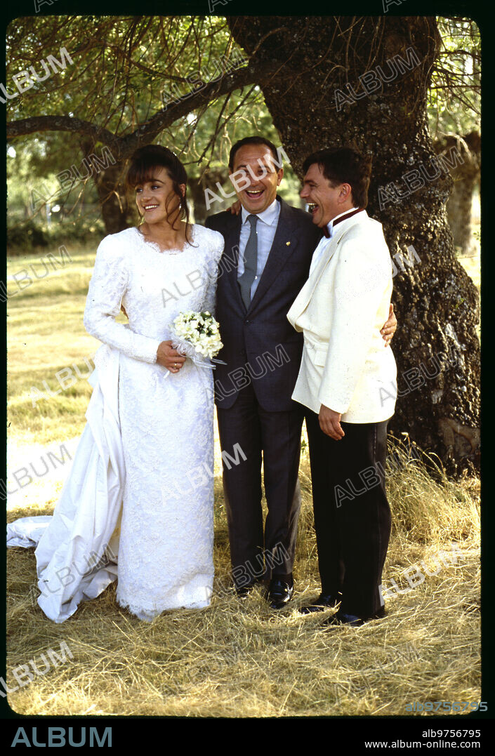 San Lorenzo de El Escorial (Madrid), 18/07/1991.  La campeona de esquí Blanca Fernández Ochoa se casó en la Basílica del Monasterio de El Escorial. En la imagen, Blanca Fernández Ochoa y Danielle Fioretto con Francisco Fernández Ochoa.