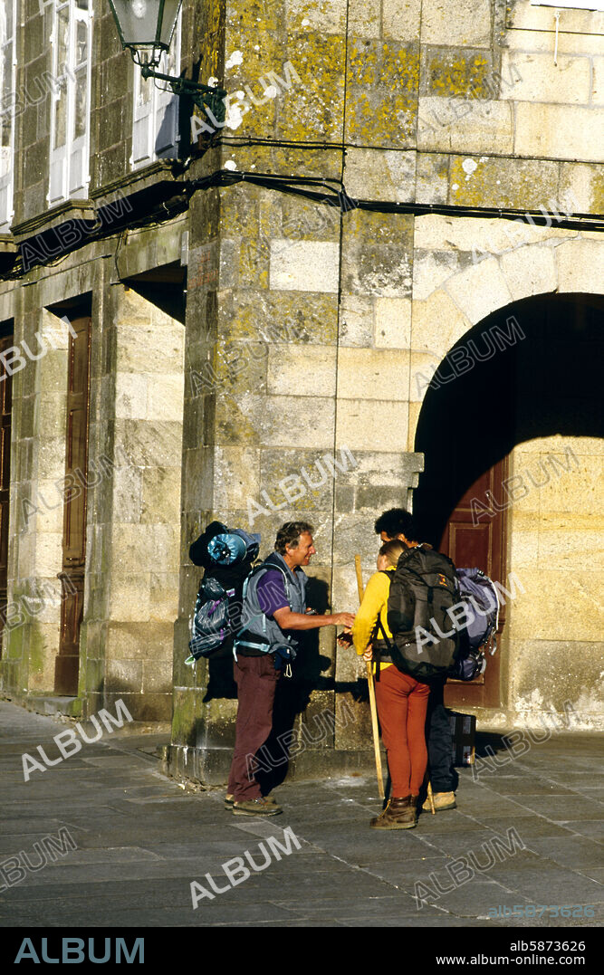 Santiago de Compostela, peregrinos en la Plaza de la Inmaculada.