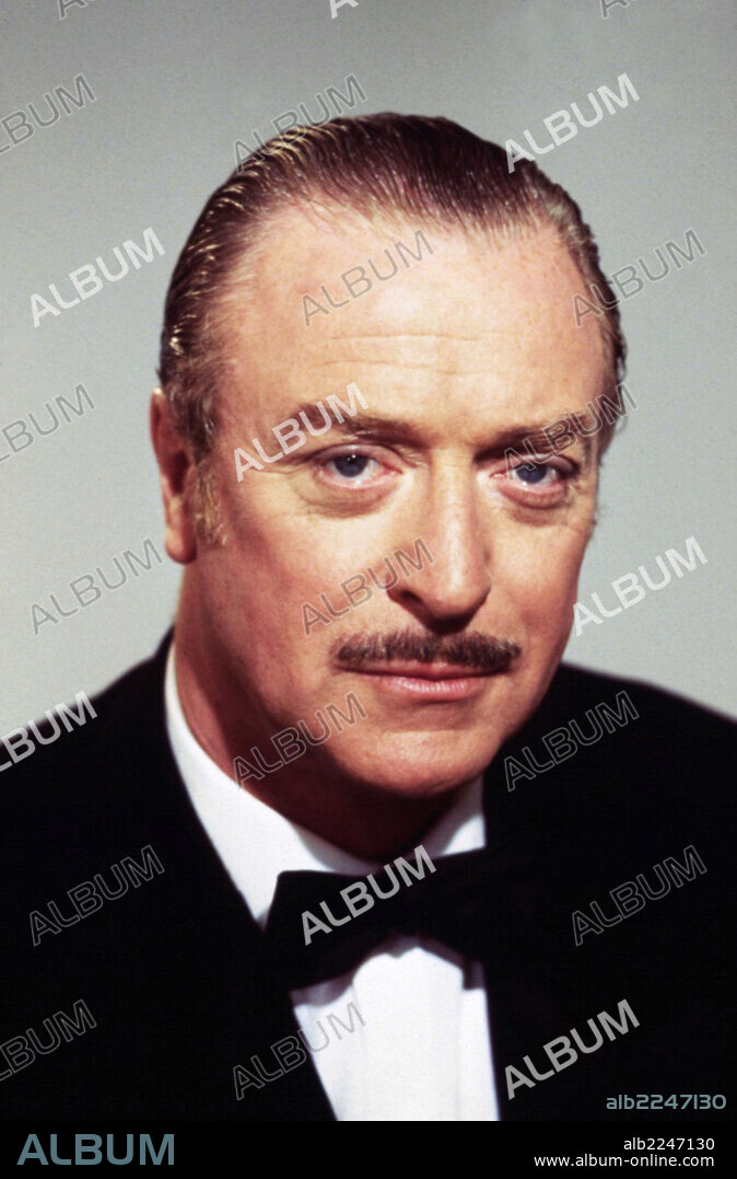 MICHAEL CAINE en UN PAR DE SEDUCTORES, 1988 (DIRTY ROTTEN SCOUNDRELS), dirigida por FRANK OZ. Copyright ORION PICTURES.