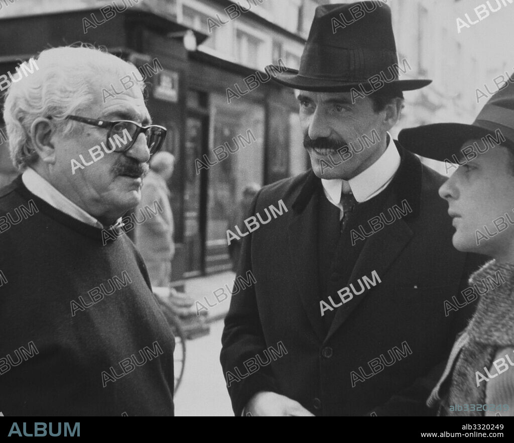 BARDEM , JUAN ANTONIO DIRECTOR DE CINE ESPAÑOL . MADRID 1922 - 2002 RODAJE EN PARIS DE " EL JOVEN PICASSO ", AÑO 1933 JUNTO A JOAN CROSAS Y TONY ZENET.