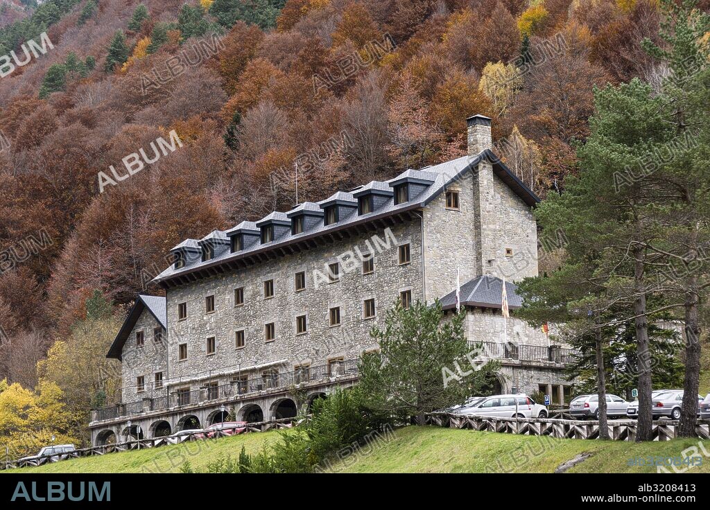 Parador nacional de turismo Monte Perdido, valle de Pineta, parque nacional de Ordesa y Monte Perdido, Provincia de Huesca, Comunidad Autónoma de Aragón, cordillera de los Pirineos, Spain, europe.