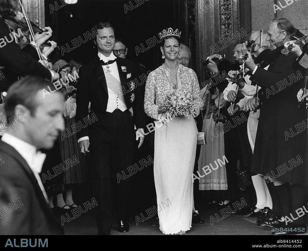 STOCKHOLM 1976-06-18 . Spelmän uppvaktar när kung Carl XVI Gustaf och fröken Silvia Sommerlath (drottning Silvia) lämnar kvällens soaré på Kungliga Operan i Stockholm dagen före deras bröllop.. Foto: Jan E Carlsson / DN / SCANPIX / Kod: 11 **SvD OUT**.