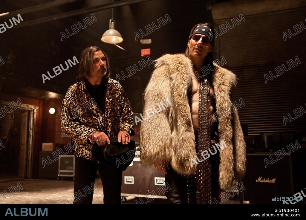 ALEC BALDWIN y TOM CRUISE en ROCK OF AGES, 2012, dirigida por ADAM SHANKMAN. Copyright NEW LINE CINEMA / JAMES, DAVID.