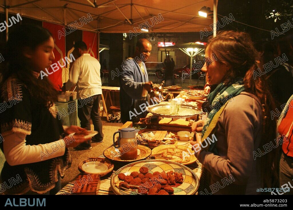 Barrio / Rambla del Raval (el más multietnico de la ciudad); tienda mercadillo ambulante de te y pasteleria árabe.