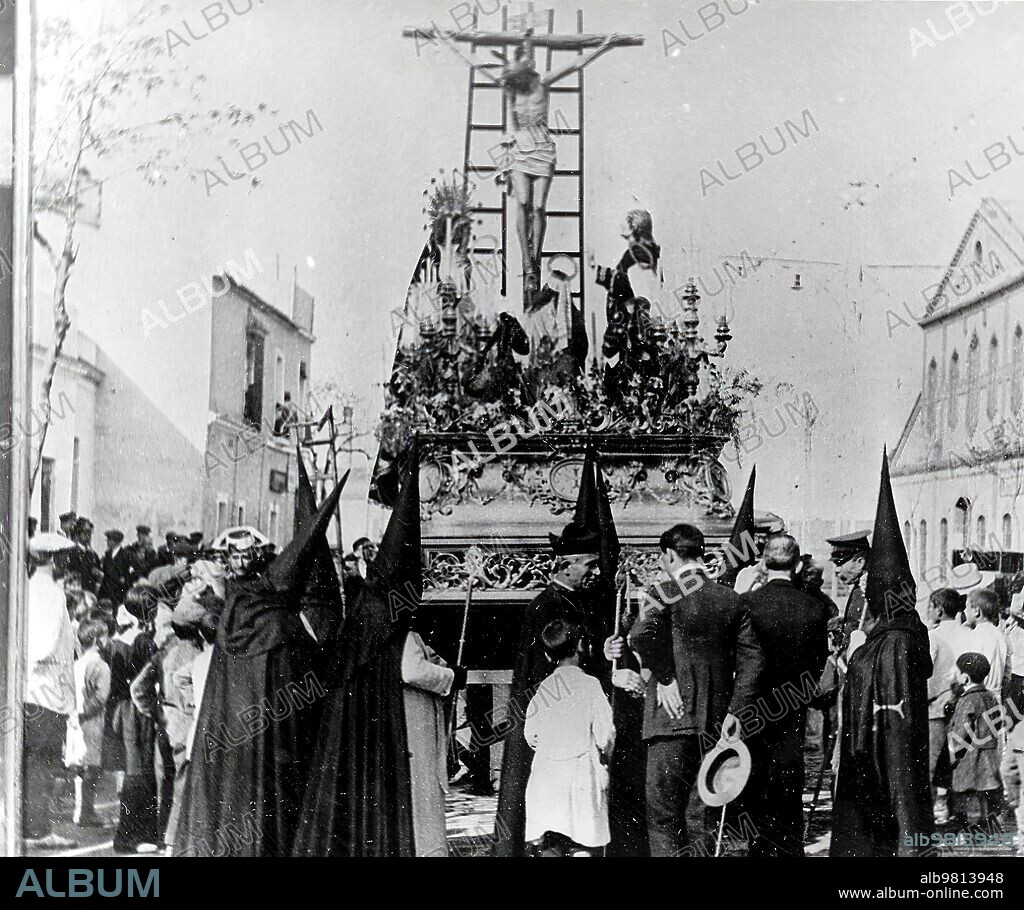 Sevilla, 24/03/1918. Semana Santa 1918. Sábado de Gloria. El paso del Cristo de la Cofradía de la Trinidad. En la canastilla no aparecen todavía los santos varones, José de Arimatea y Nicodemo, ni María Cleofás.