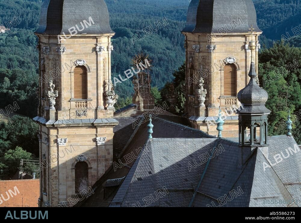 Gößweinstein (Oberfranken, Bayern), Wallfahrtskirche zur Hl. Dreifaltigkeit. (erbaut 1730-39; Architekt: Balthasar Neumann). Teilansicht: Dach und Türme von Osten. Foto.