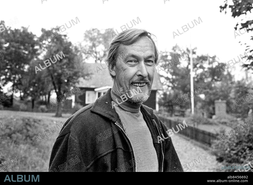 1970-09-16.. Anders Erik Malm, journalist och TV-profil, vid Korsnäsgården, där naturprogram spelas in.. Foto: Bo-Aje Mellin / RiR / SVT / Kod: 5600. Reportage publ. i RiR 41/70 sid. 9-11 inför TV-programmet Korsnäsgården.. RiR 19932 sv/v neg.