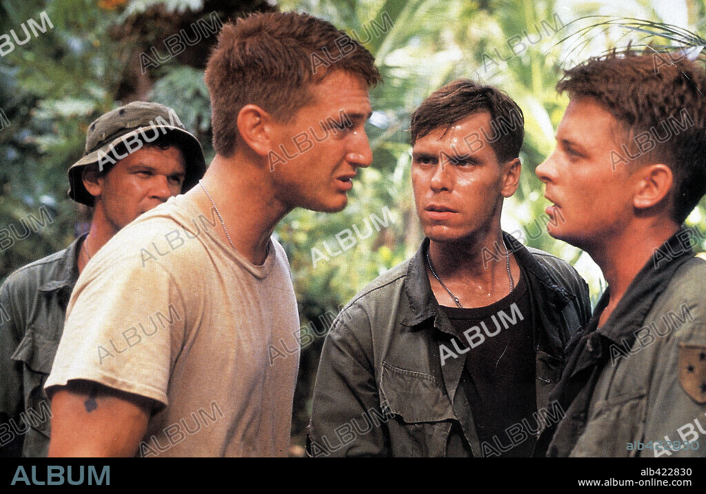 DON HARVEY, JOHN C. REILLY, MICHAEL J. FOX y SEAN PENN en CORAZONES DE HIERRO, 1989 (CASUALTIES OF WAR), dirigida por BRIAN DE PALMA. Copyright COLUMBIA TRI STAR.