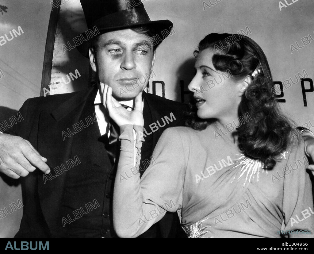 BLACK EYE, GARY COOPER y BARBARA STANWYCK. BARBARA STANWYCK y GARY COOPER en BOLA DE FUEGO, 1941 (BALL OF FIRE), dirigida por HOWARD HAWKS. Copyright RKO/SAMUEL GOLDWYN.