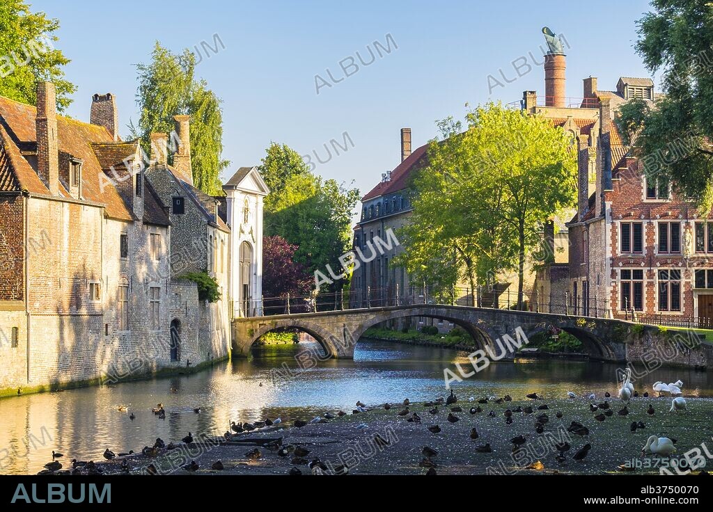 Wijngaard Bridge and the main entrance gate of the Begijnhof (Beguinage) of Bruges, UNESCO World Heritage Site, Bruges (Brugge), West Flanders (Vlaanderen), Belgium, Europe.