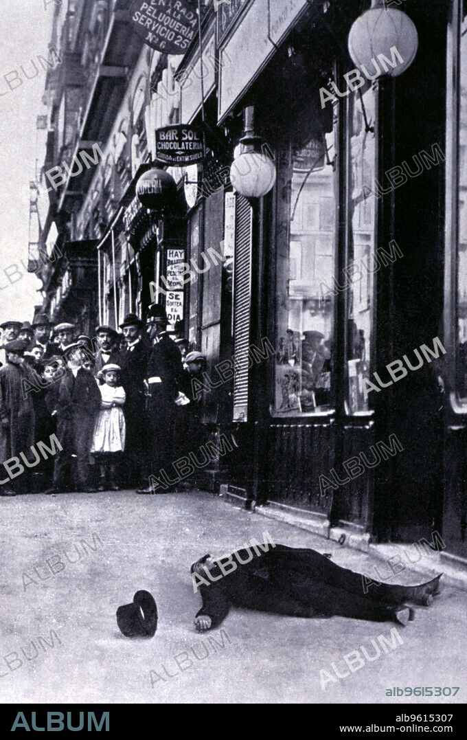 Murder of José Canalejas in Puerta del Sol on November 12, 1912, the body of President of Council of Ministers still on the ground.