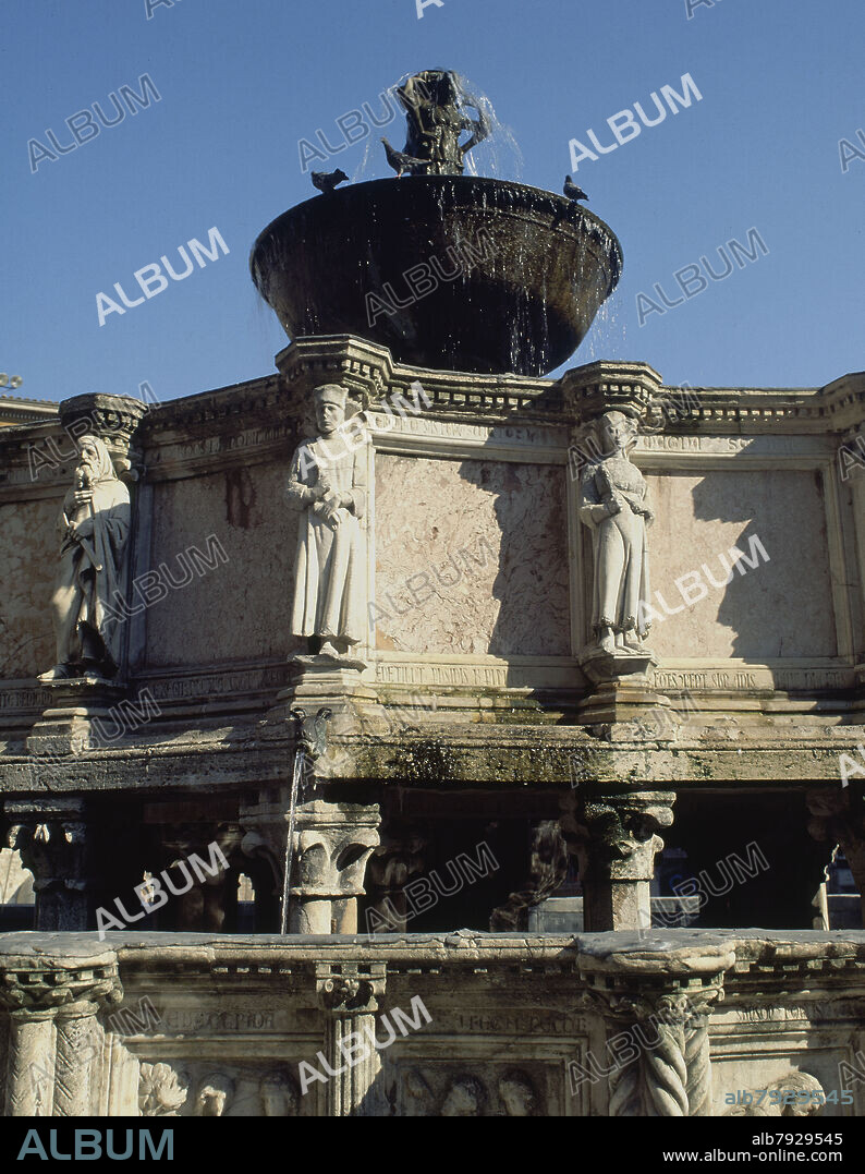 NICOLA PISANO 1220-284 Y GIOVANNI PISANO. FONTANA MAYOR 1275-DET ESCULTURAS Y TAZA DE BRONCE CON 3 NINFAS.