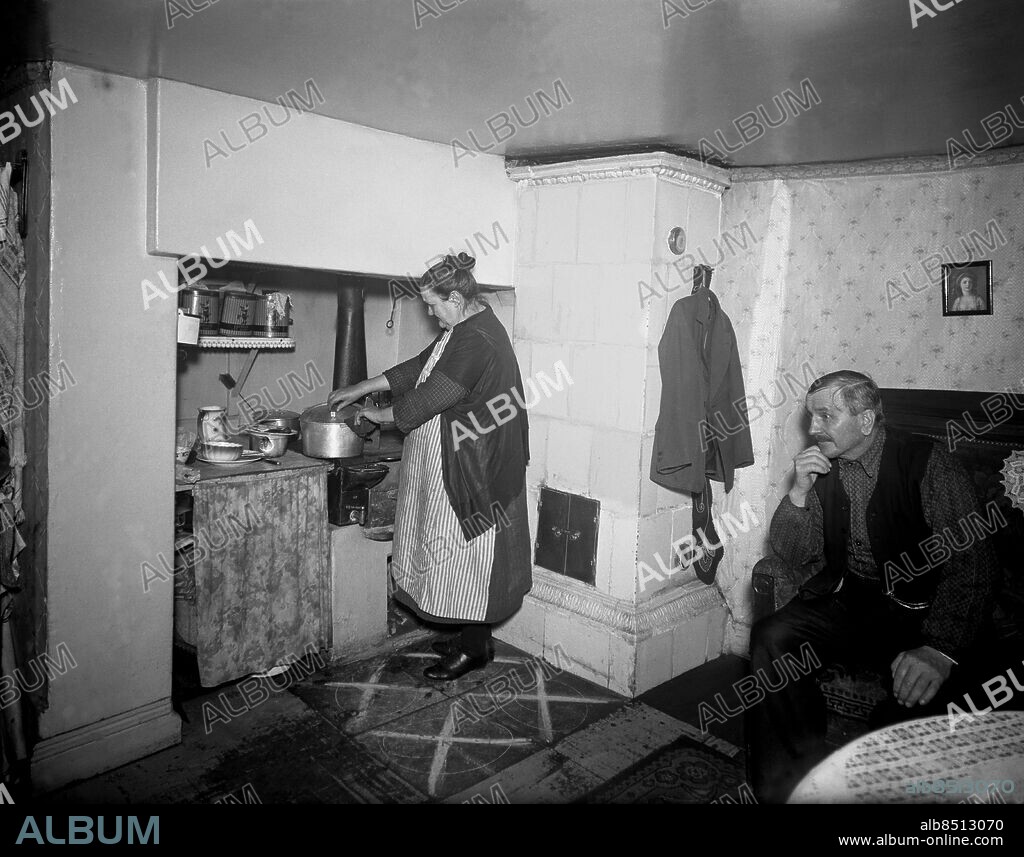 ARKIV 1925. Köket hos en arbetarfamilj.. Kitchen at a working-classfamily.. Foto: TT Historical/1900. Scanpix Sweden.