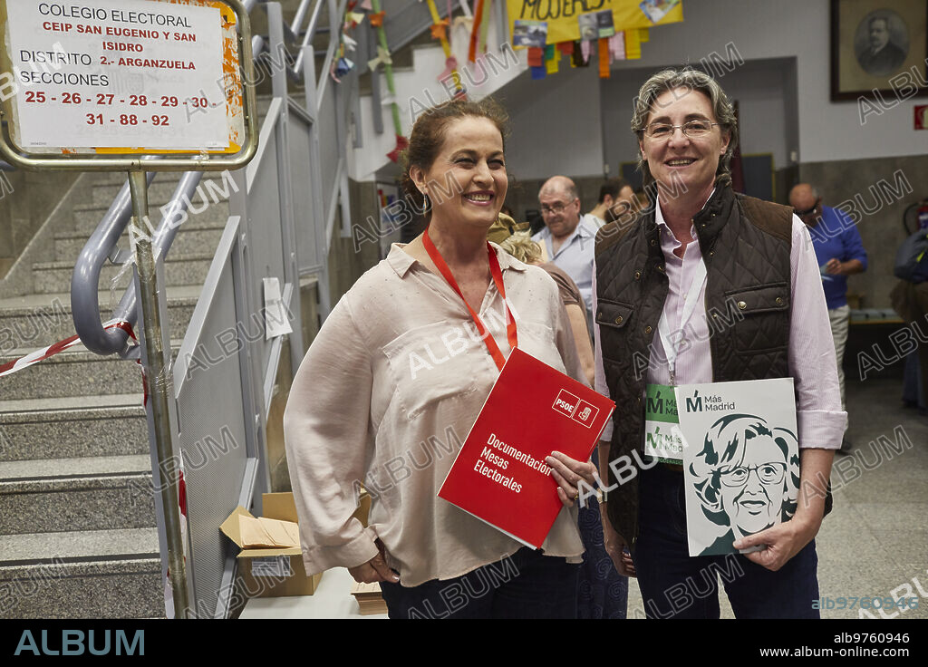 Madrid, 05/26/2016. Municipal, regional and European election day. CEIP San Eugenio and San Isidro. Arganzuela District. Marta Higueras, first deputy mayor, acting as representative of Más Madrid, and Carla Antonelli, deputy of the PSOE, acting as representative. Photo: Guillermo Navaro. ARCHDC.