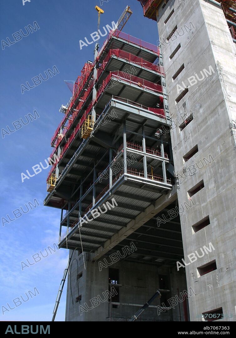 NORMAN FOSTER. CONSTRUCCION DE LA TORRE CAJA MADRID CONOCIDA COMO TORRE REPSOL UNA DE LAS CUATRO TORRES DE LA ANTIGUA CIUDAD DEPORTIVA - 2006.