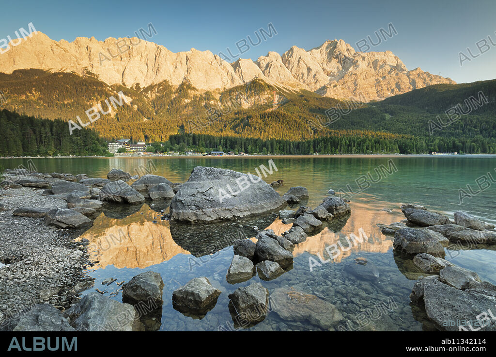 Eibsee Lake, Eibsee Hotel and Wettersteingebirge Mountains, near Grainau, Werdenfelser Land range, Upper Bavaria, Bavaria, Germany, Europe.