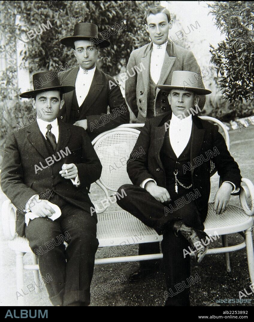 GALLO , EL. RAFAEL GOMEZ ORTEGA. MATADOR DE TOROS ESPAÑOL. MADRID 1882 - 1960. EL GALLO ( DE PIE IZQUIERDA ) CON , JOSELITO , MACHAQUITO Y GUERRITA.