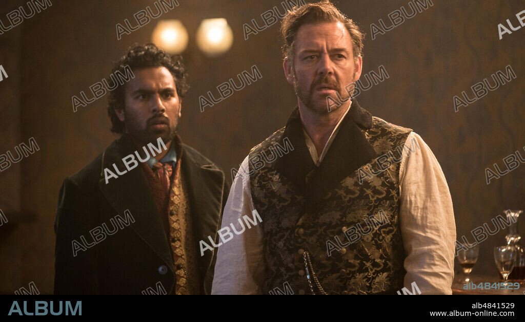 HIMESH PATEL y MARTON CSOKAS en LAS LUMINARIAS, 2020 (THE LUMINARIES). Copyright BBC TWO/ SOUTHERN LIGHT FILMS/ WORKING TITLE TELEVISION.