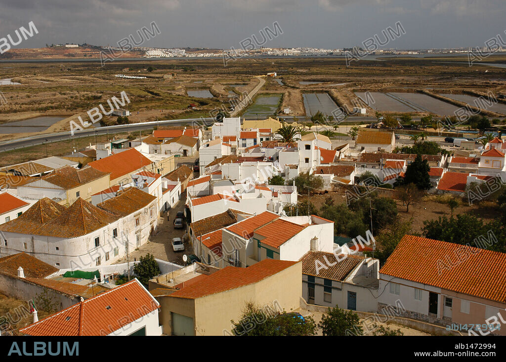 PORTUGAL. CASTRO MARIM. Panorámica de la población, con las salinas en segundo término y la localidad de Ayamonte (provincia de Huelva, España) al fondo. El Algarve.