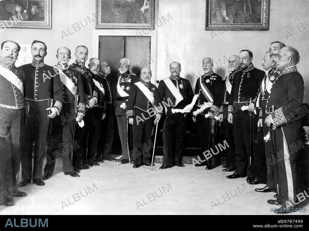 3 julio 1918. En el consejo de Estado: el jefe del Gobierno, Sr. Maura (1), con el Consejo, Despues de la reunión de Ayer, en la cual Tomaron posesión los Nuevos Consejeros, Sres.. Burrell (2) Ventosa (3), Ruíz Jiménez (4), Gimeno (5), general Luque (6), López Muñoz (7).' Fernández Prida (8) y duque de Almodóvar (9) foto Zegri.