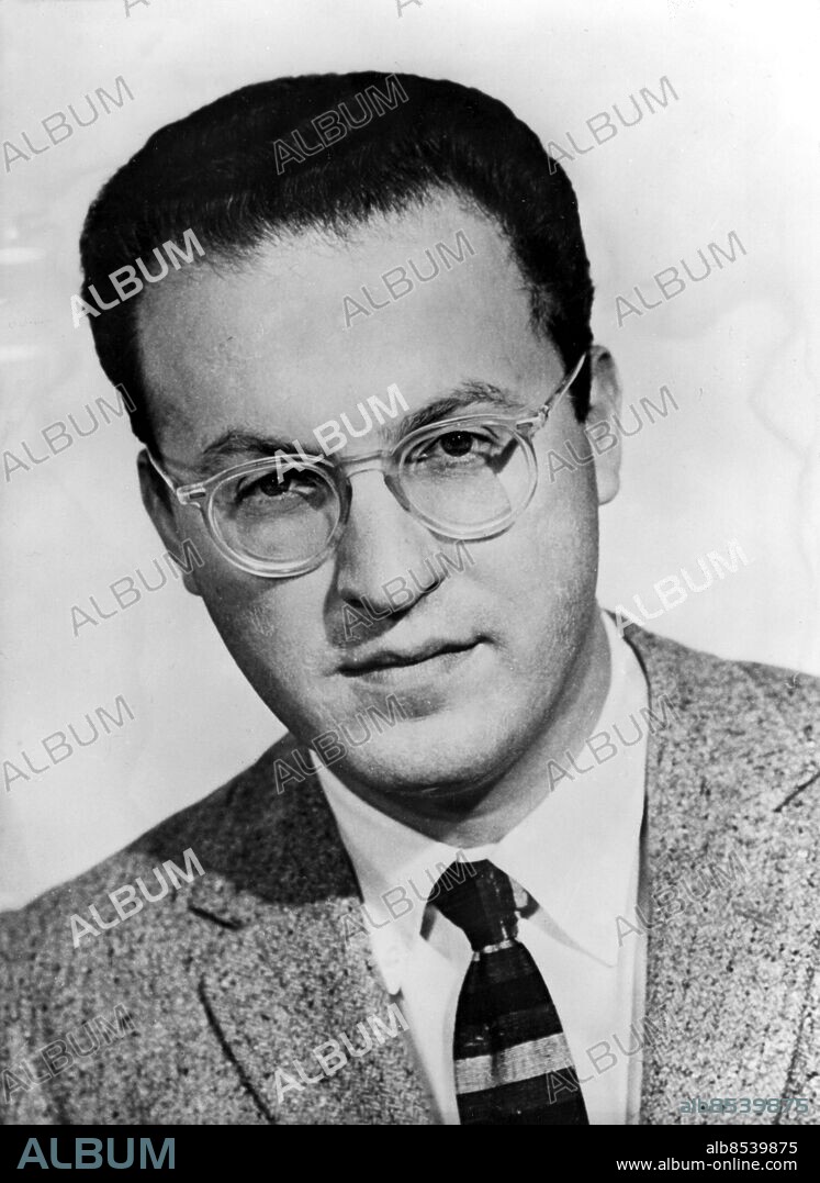 Orig. bildtext... BUBBEL MAN WINS NOBEL PRIZE. Thirty-four year-old Professor Donald A. Glaser, of the University of California U.S., is the 1960 Nobel Prize-winner in Physics. Prof. Glaser invented the bubble chamber - A device for studying sub-atomic particles by making their paths visible with bubbles. Photo shows: Prof. Glaser. Anm. Nobelpriset i fysik 1960. persons: Donald Arthur Glaser sites: USA*.