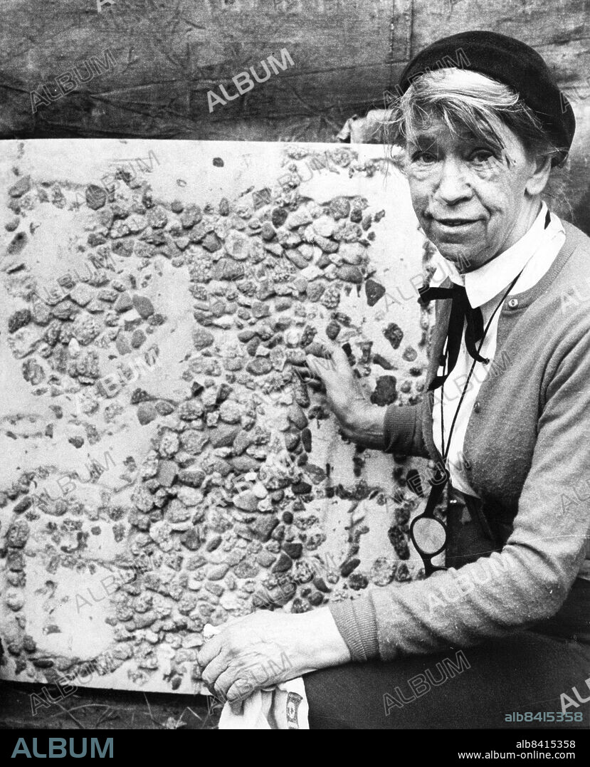 Stockholm 1963-11-15. Konst i tunnelbanan. Nere i Östermalmstorg skall de bärande väggarna gjutas i naturbetong. I den skall konstnären Siri Derkert blästra fram de här figurerna.. Foto: DN / TT / Kod: 192. ** SvD OUT **.