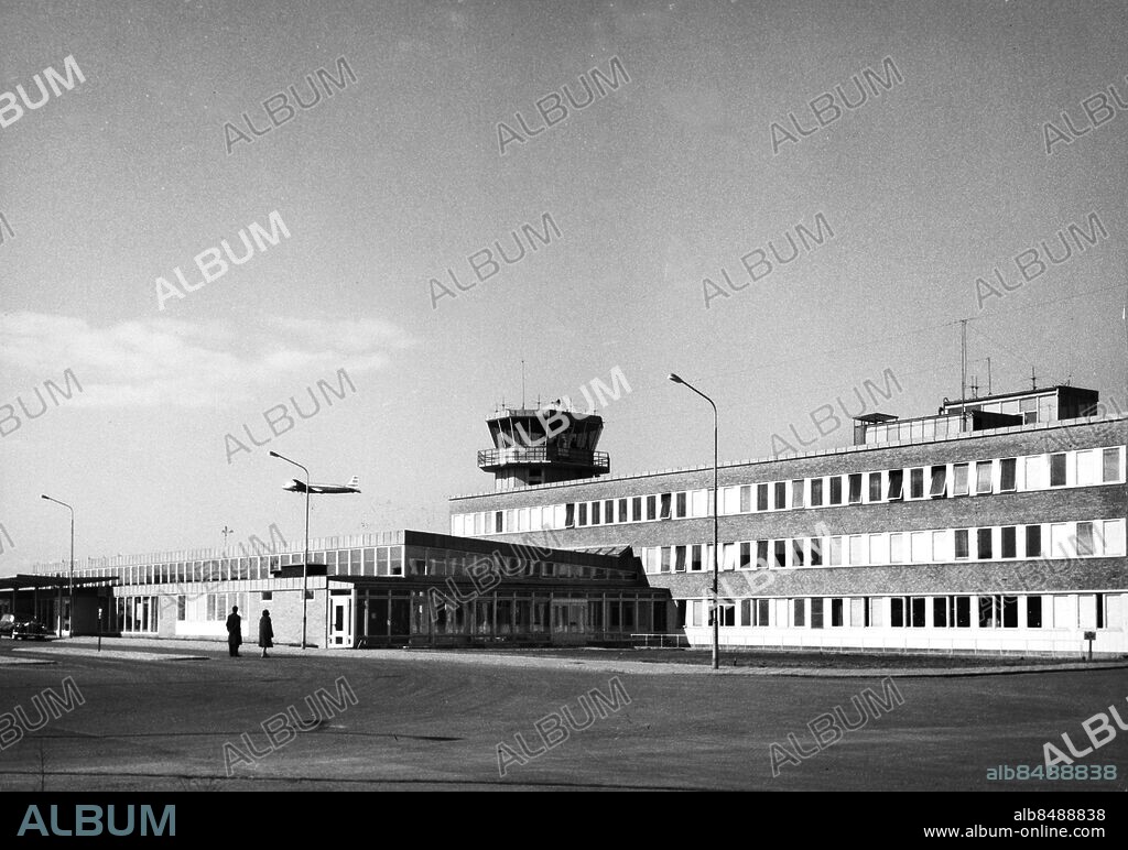 Bulltofta flygplats i Malmö / stationsbyggnaden vid Sallerupsvägen / exteriör / . entrén till flygplatsen med kontrolltornet trafikledartornet / inför invigningen 1960. Malmö Gamla Malmö Flyg Flygplatser Bulltofta Sallerupsvägen Exteriörer 1960 /. Flygstationen . (c) Ernst Henriksson / Sydsvenskan / IBL.