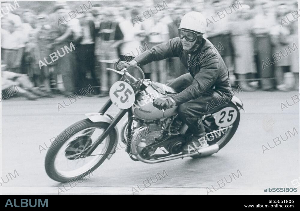 Verkehr / Motorsport / Motorradrennen. Siegfried Fieß (?) auf einer Triumph im Rennen. Foto, o. O. u. J. (Deutschland, Anfang 50er Jahre); rückseitig handschriftl. bez. "Siegfried Fieß". Aus einem Photoalbum mit Aufnahmen zum Motorradsport. Frankfurt am Main, Privatsammlung.