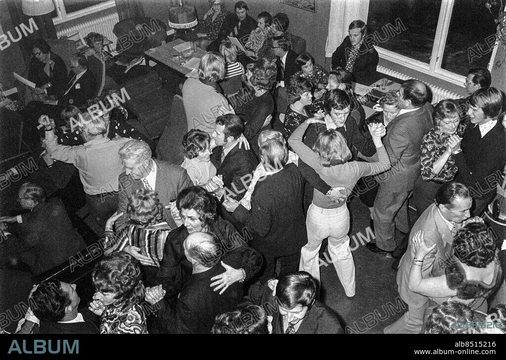 VÄRMLAND HÖLJES 1973-11-23. Reportage inför LIVAT I FINNSKOGARNA Radioprogram. Sänt första gången 1974-01-09. I ett värdshus i Höljes spelas programmet in med Ransäterspöjkera som husband. Dans i Finnskoga Wärdshus i Höljes. Foto: Bo-Aje Mellin / RiR / SVT / Kod: 5600 Bild och reportage publ. i RiR 2/74 sid. 14-16. RiR 21054 sv/v neg sites: VÄRMLAND;HÖLJES;SVERIGE.