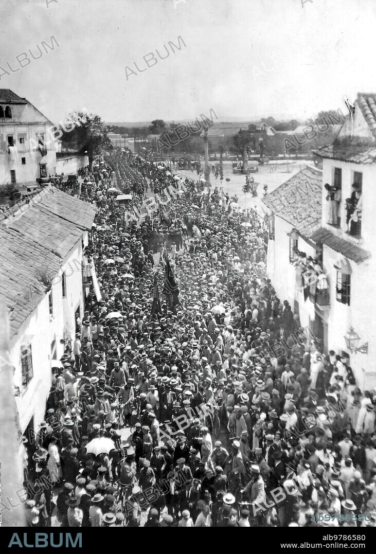 Córdoba, 5/8/1911. The crowd receives the cadets of the Toledo Academy in Puerta Nueva, with the Campo de San Antón in the background and the Carmen convent on the left.
