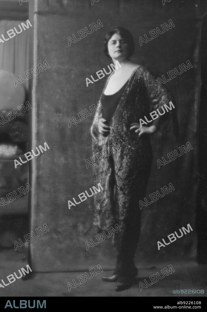 ARNOLD GENTHE. Traverse, Madeline, Miss, portrait photograph, 1916 Mar. 8.