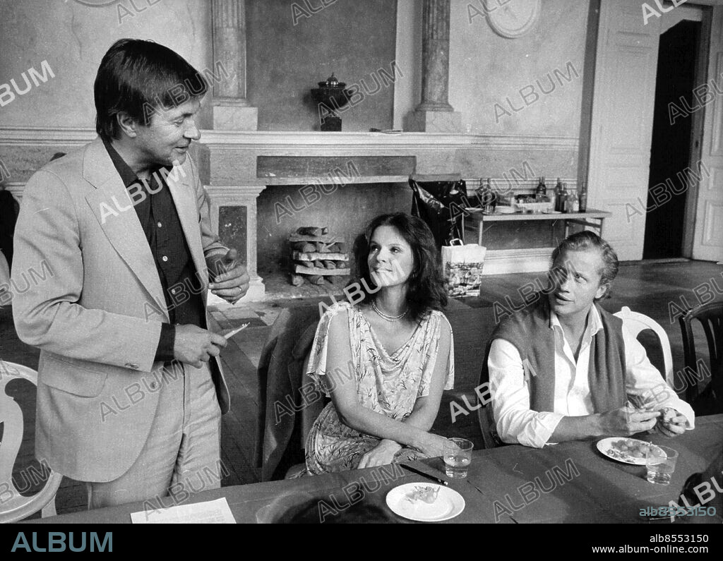 Stockholm 1982-08-30. Operachefen Folke Abenius, Sylvia Lindenstrand och Carl Johan Falkman stortrivs på Drottningholmsteatern inför premiären av Askungen. Foto: Lennart Nygren / SvD / TT / kod 12014.