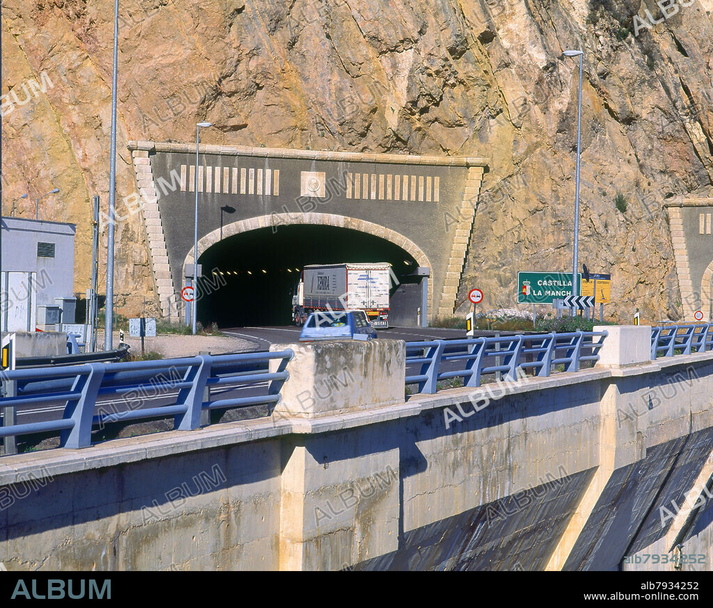 PUENTE SOBRE LA PRESA DE CONTRERAS EN EL LIMITE CON CASTILLA-LA MANCHA.