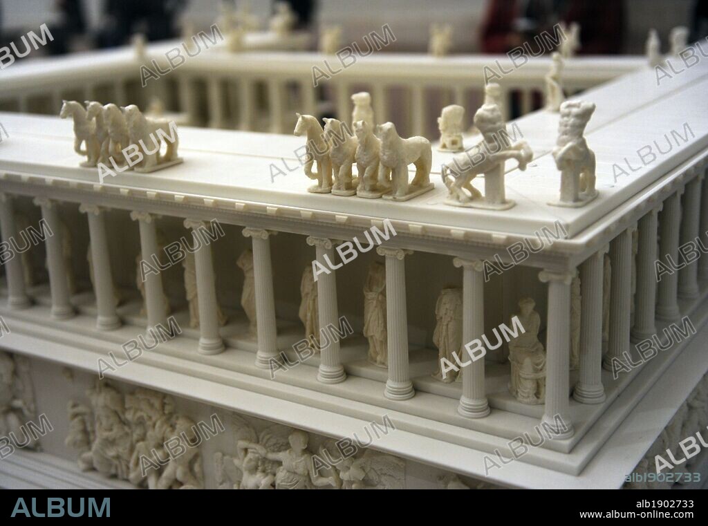 ARTE GRIEGO-HELENISTICO. ASIA MENOR. MAQUETA del "ALTAR DE ZEUS O ALTAR DE PERGAMO". Construído por orden de Eumenes II Sóter (197-159 a. C.), entre los años 164 y 156 a. C. S. II a. C. Detalle. Museo de Pérgamo (Islas de los Museos). Berlín. Alemania. Europa.