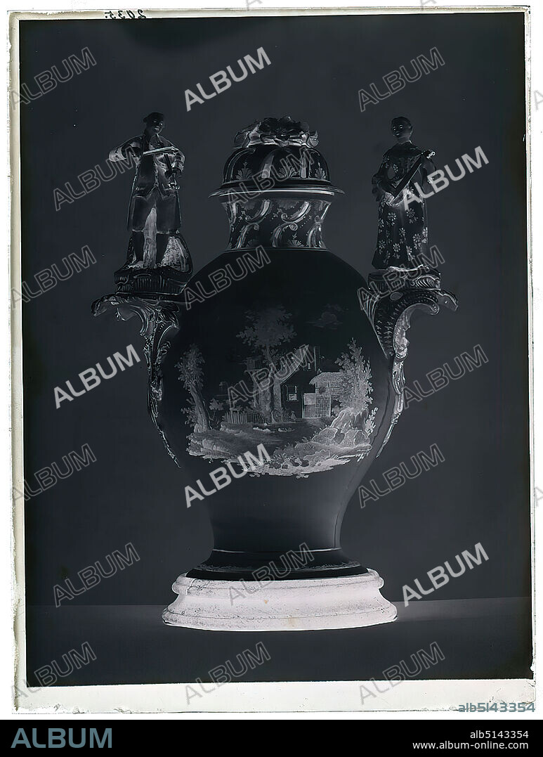 Wilhelm Weimar, potpourri vase, glass negative, black and white negative process, total: height: 23.8 cm; width: 17.8 cm, numbered: top left: in black ink: 2035. containers (ceramics): vessel, jug, pot, vase, work of applied art (ceramics).