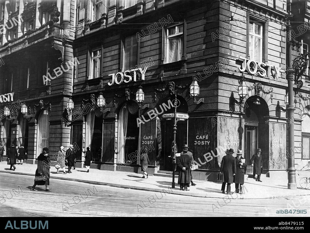 TYSKLAND BERLIN 1930. Orig. bildtext... DAS ENDE DES CAFÉ JOSTY AM POTSDAMER PLATZ ZU BERLIN. Wie die Zeitungen melden wird infolge der wachsenden Wirtschaftsnot das allbekannte Café Josty nach Ablauf seines Mittsvertrag am 31. März, die von der Aschinger A.G. seit einigen Jahren gemieteten Räume im Palast-Hotel in der Ecke der Friedrich-Ebertstrasse verlassen. Es ist heute noch ganz ungewiss ob und wo das Café Josty wieder erstehen wird. Das altbekannte Café Josty am Potsdamer Platz zu Berlin das am 31. März seine Pforten schliessen wird. Damit verschwindet bedauerlicherweise ein mit dem Bild des Potsdamer Platzes fast unzertrennlich erscheinender Kaffeehausbetrieb. Foto: Photothek / AB Text & bilder / SVT / Kod: 5600 Mapp: Berlin: Caféer och restauranger -1939 G 39 J1 Några människor promenerar eller står och samtalar utanför det välbekanta Café Josty vid Potsdamer Platz i Berlin som stänger sina portar den 31 mars 1930 med anledning av ekonomiska svårigheter. Lyktor Caféer sites: BERLIN;TYSKLAND PhotoDate:1930-??-??.