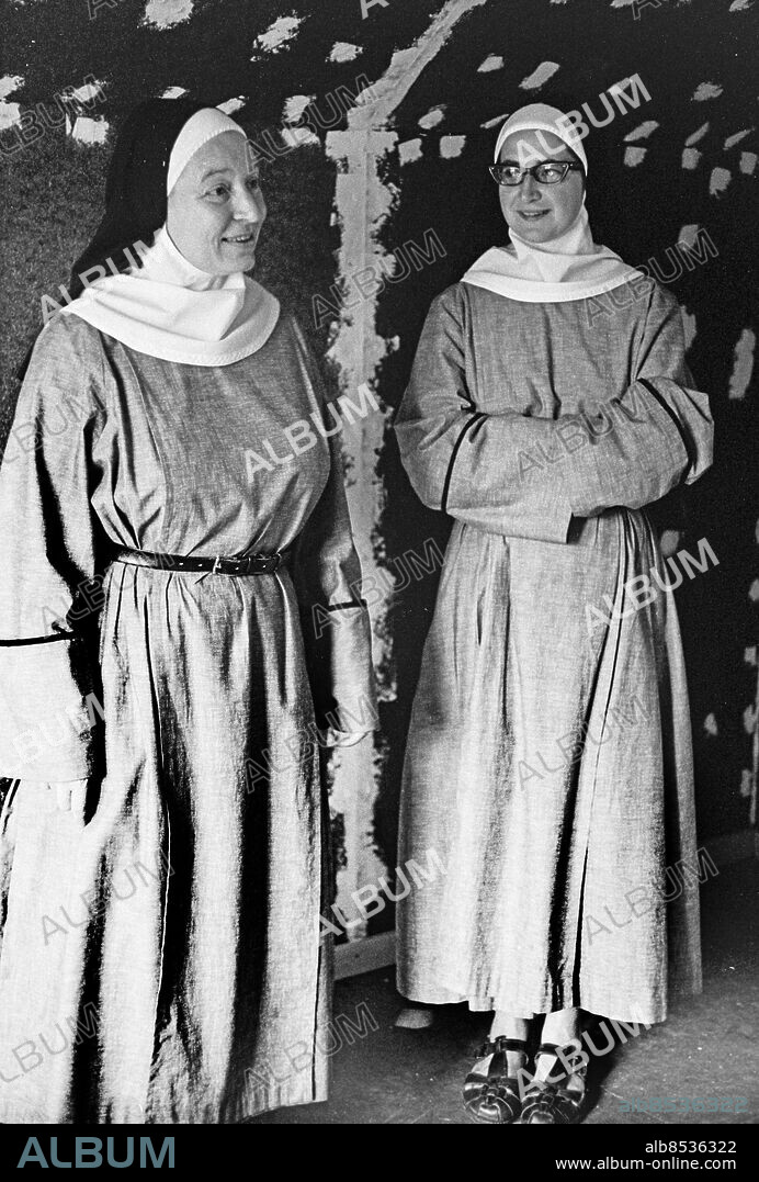 ÖVERSELÖ 1969-07-24.. Två nunnor vid ett kloster i Överselö, syster ingrid och syster Maj, i dok och kåpor.. Foto: Anna Asp / RiR / SVT / Kod: 5600. Bild och reportage publ. i RiR 33/69 inför TV-programmet Klosterliv idag.. RiR 19524 sv/v.