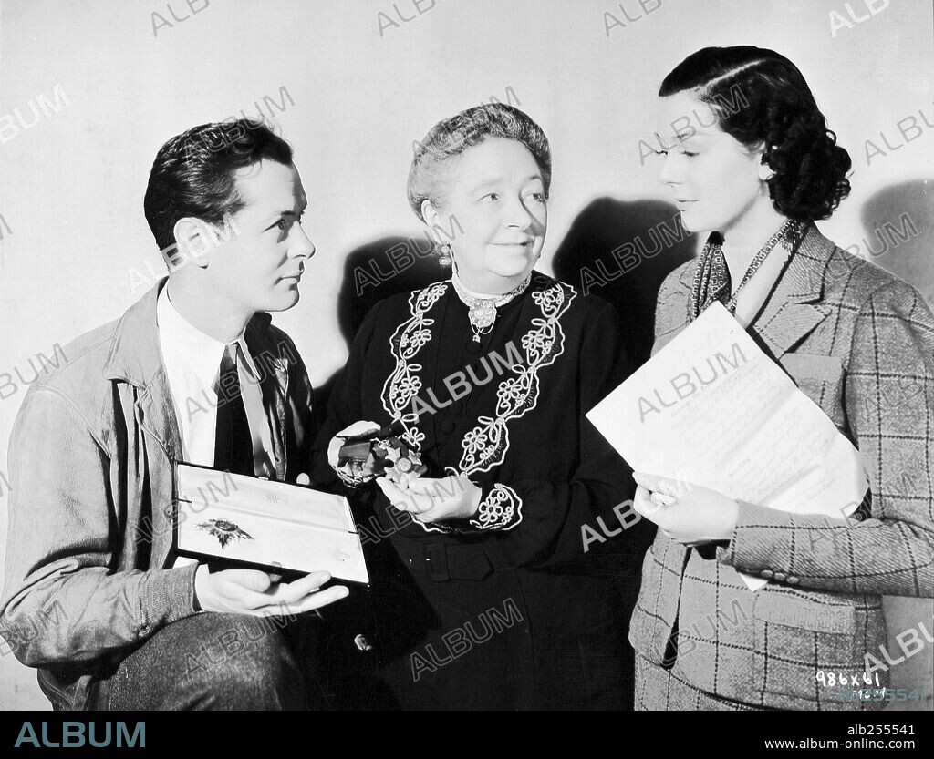 DAME MAY WHITTY, ROBERT MONTGOMERY y ROSALIND RUSSELL en AL CAER LA NOCHE, 1937 (NIGHT MUST FALL), dirigida por RICHARD THORPE. Copyright M.G.M.