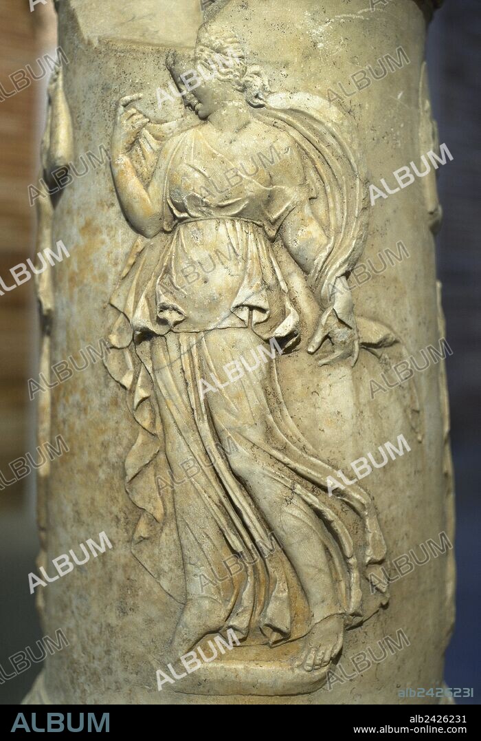 MENADE. Sacerdotisas de Dionisio, que poseídas por el dios, son presa de una locura extática que se traduce en danzas. "MENADE DANZANDO". Ara circular procedente del púlpitum del Teatro de Itálica (siglo I d. C.). Museo Arqueológico de Sevilla. Andalucía. España.