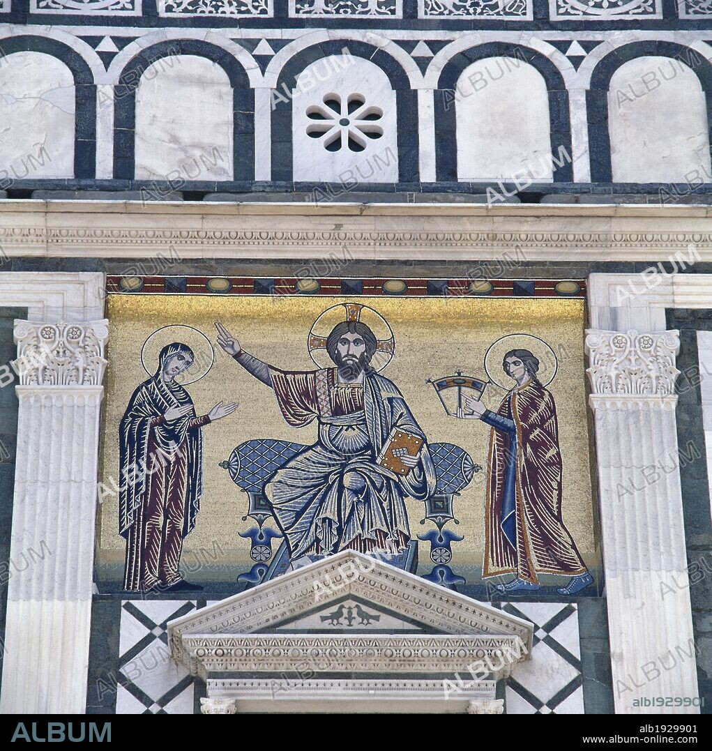 ARTE BIZANTINO. ITALIA. IGLESIA DE SAN MINIATO AL MONTE. Obra maestra del románico italiano, construida entre los siglos XI al XIII. Vista general del MOSAICO BIZANTINO DEL ABSIDE, donde se representa a "CRISTO CON LA VIRGEN, SAN JUAN. FLORENCIA. La Toscana.