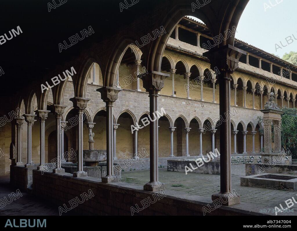 CLAUSTRO DEL SIGLO XIV - GOTICO CATALAN - CISTERNA Y FUENTE DEL ANGEL DE ESTILO RENACENTISTA.