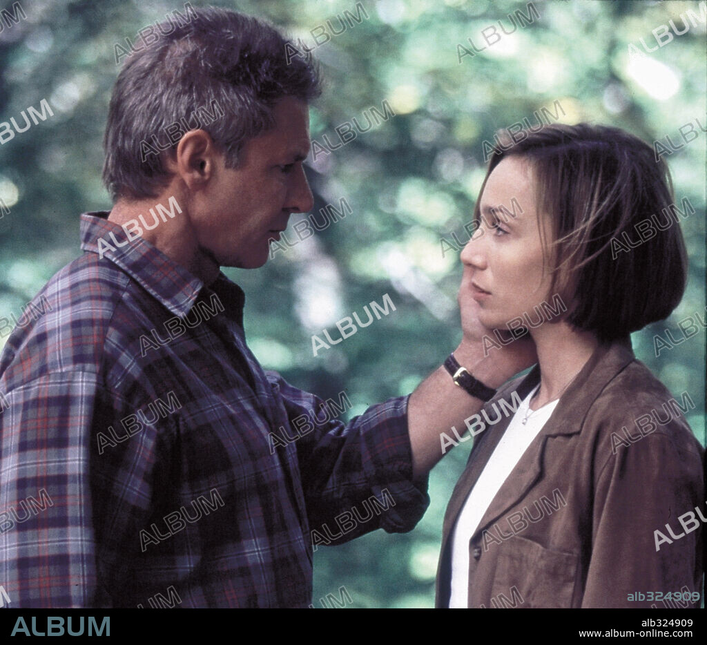 HARRISON FORD and Kristin Scott-Thomas. HARRISON FORD and KRISTIN SCOTT THOMAS in RANDOM HEARTS, 1999, directed by SYDNEY POLLACK. Copyright COLUMBIA PICTURES / JAMES, DAVID.